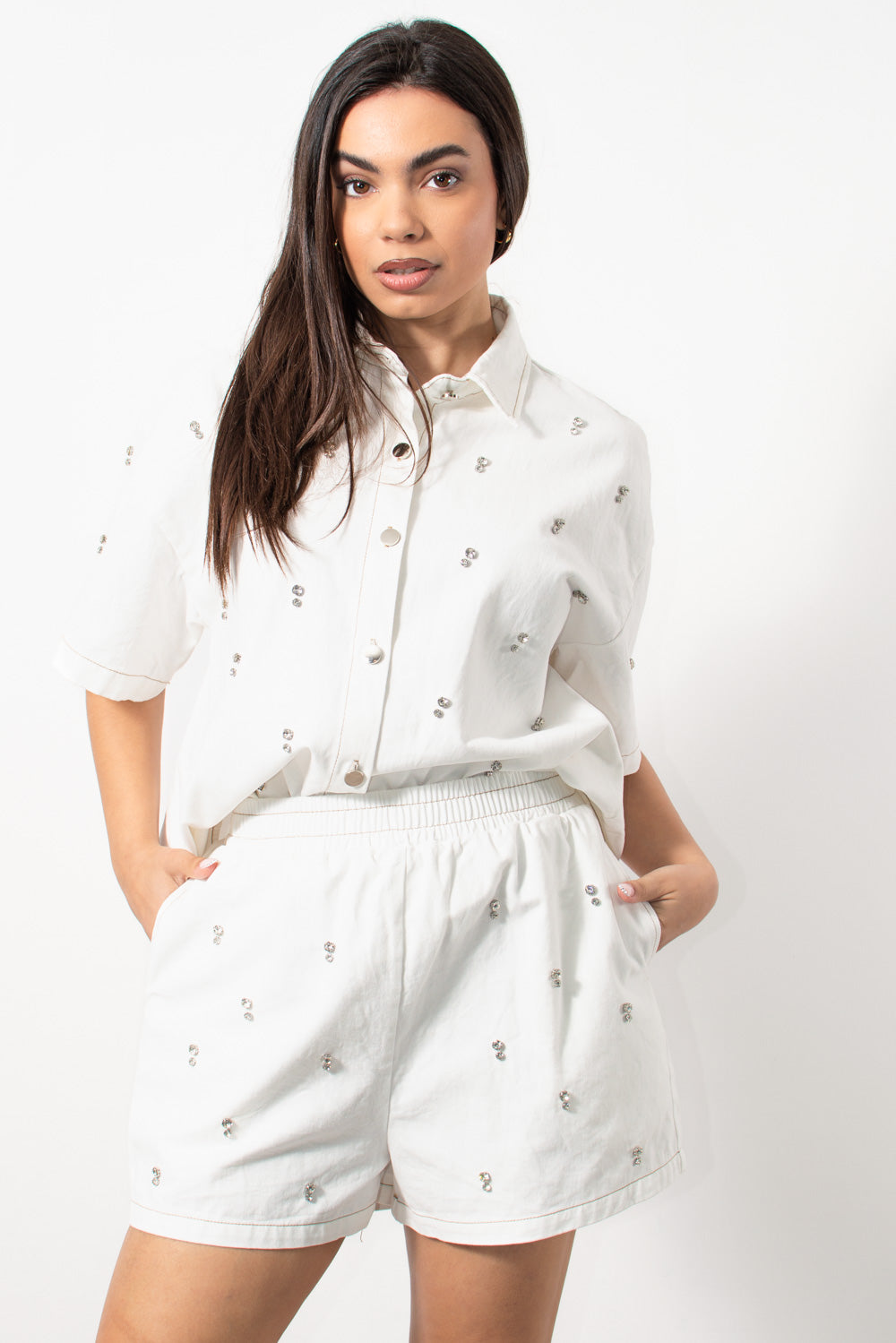 Oversized λευκό denim co-ord set πουκαμίσα και σορτς από τη Silla Jo.