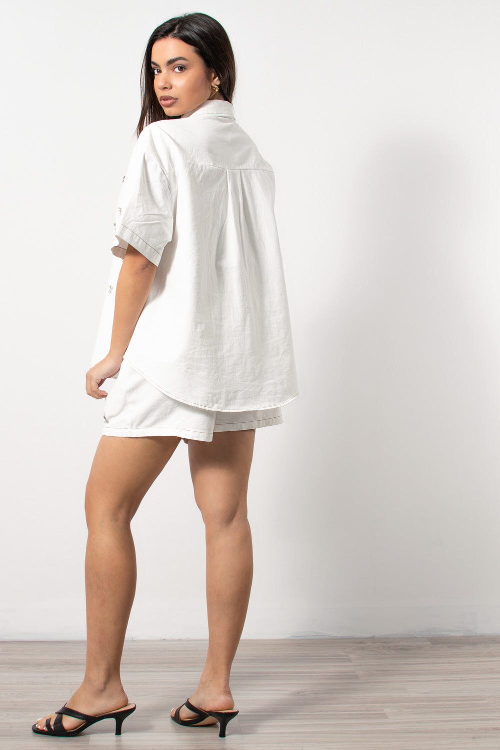 Λευκό oversized denim co-ord set πουκαμίσα/σορτς από τη Silla Jo.