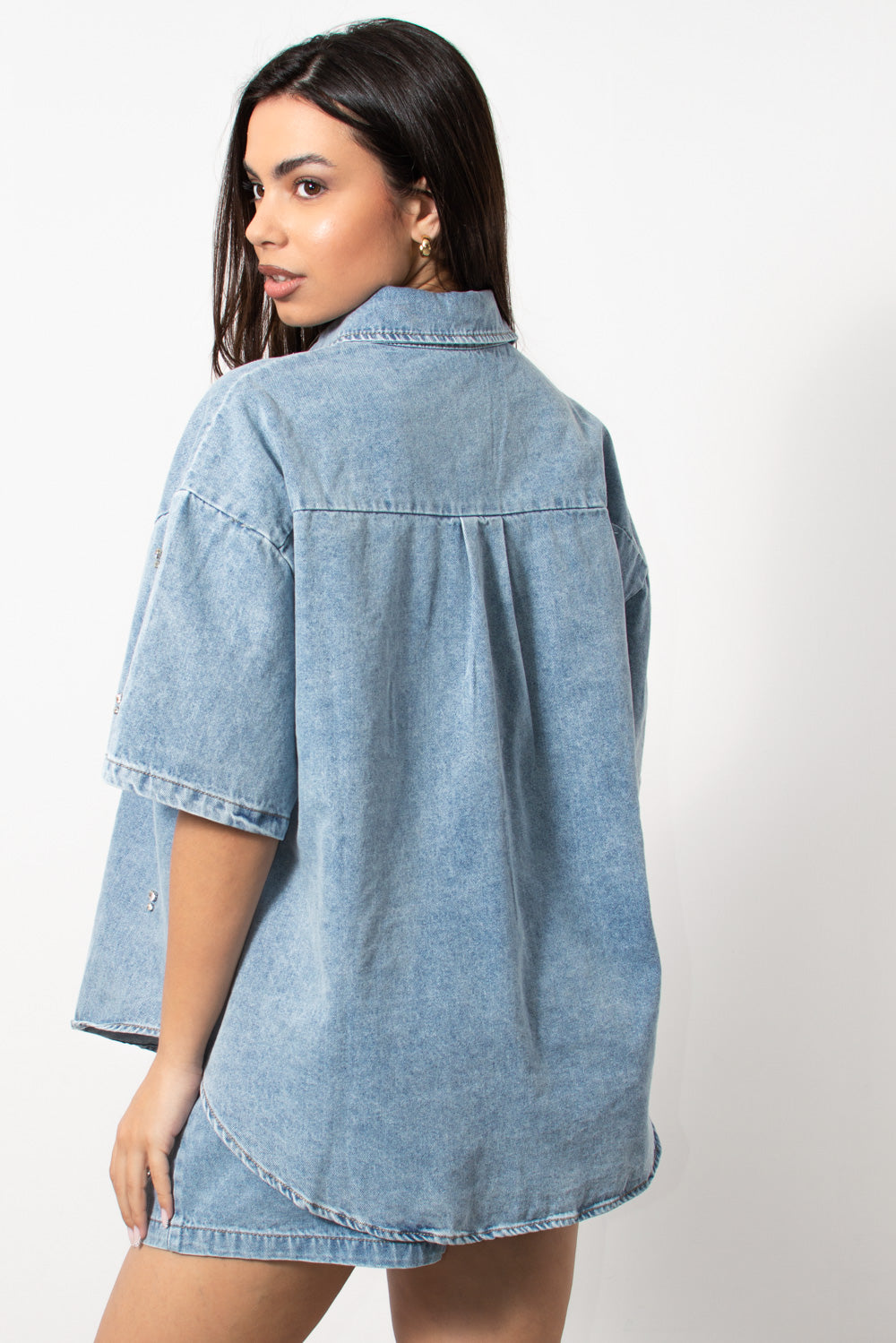 Oversized σιέλ denim co-ord set πουκαμίσα και σορτς από τη Silla Jo.