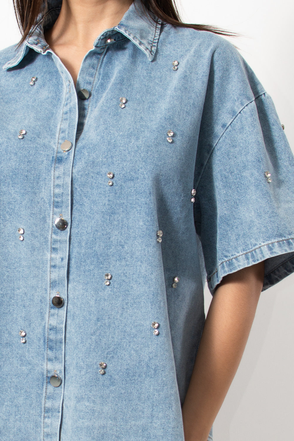 Oversized σιέλ denim co-ord set πουκαμίσα και σορτς από τη Silla Jo.