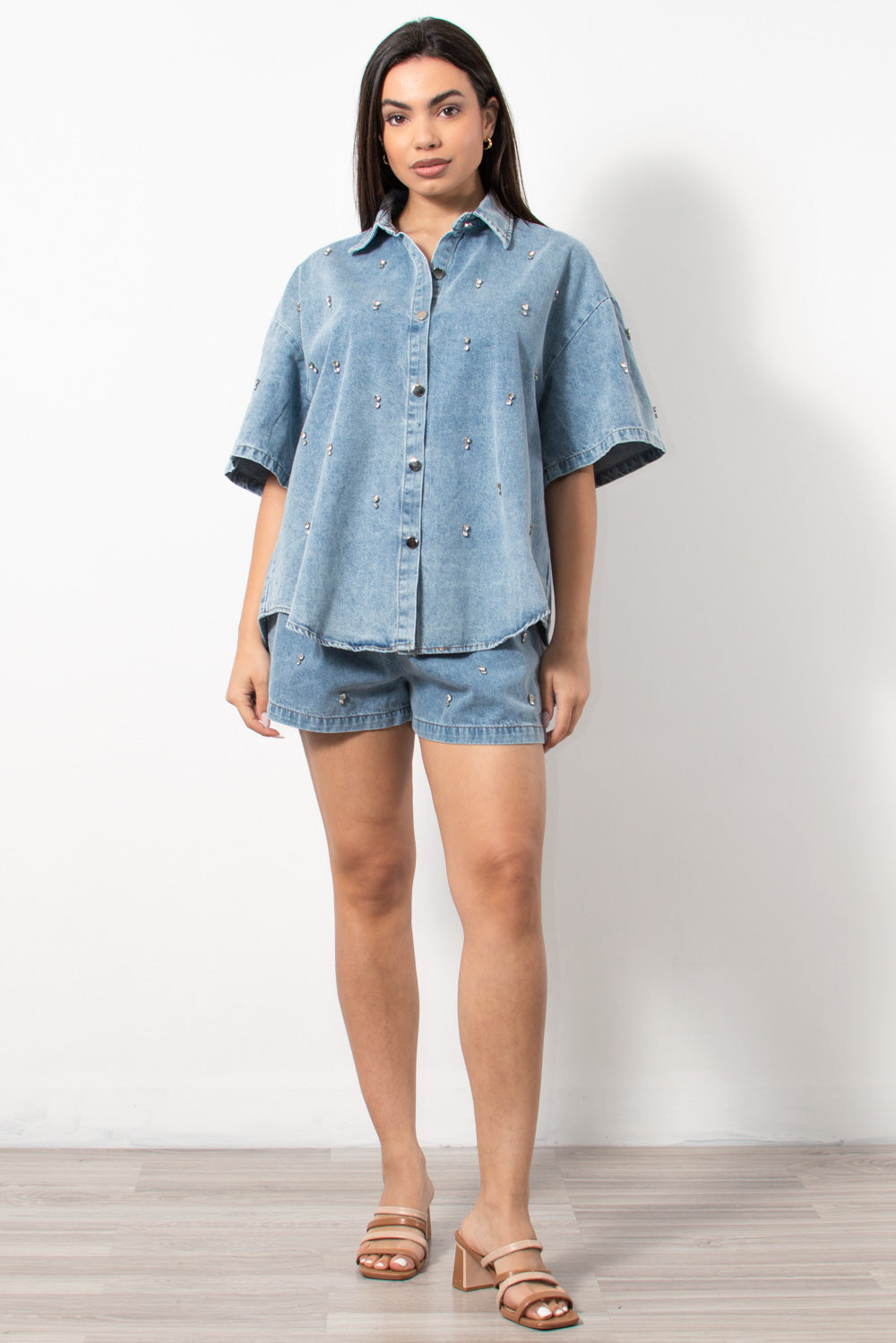 Oversized σιέλ denim co-ord set πουκαμίσα και σορτς από τη Silla Jo.