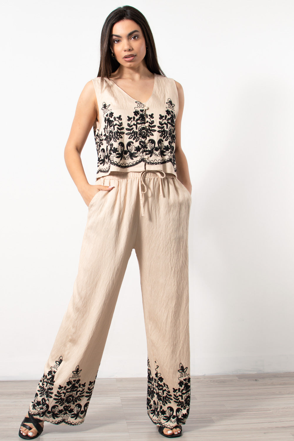 Co-ord set γιλέκο-παντελόνα με κέντημα σε μπεζ