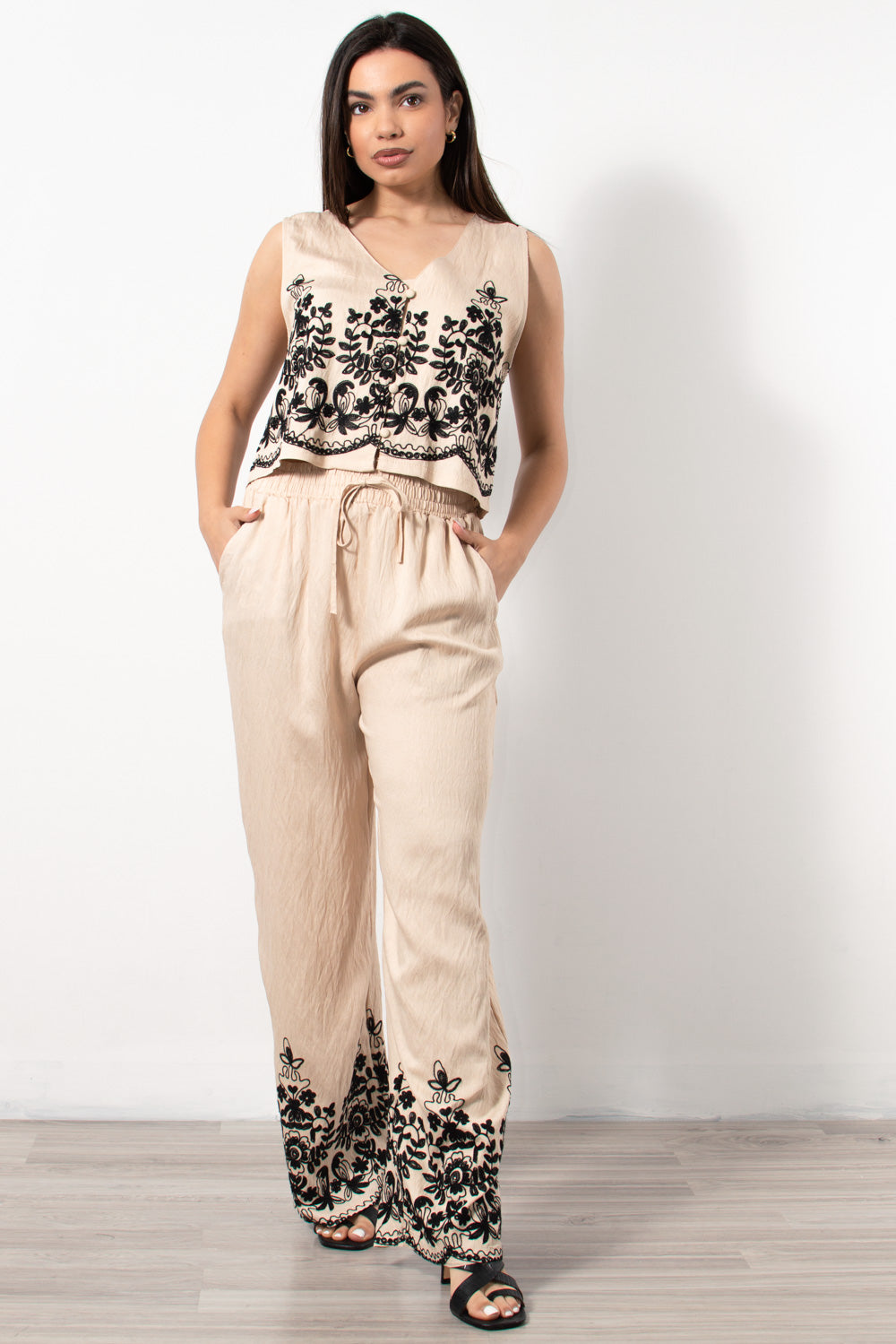 Co-ord set γιλέκο-παντελόνα με κέντημα σε μπεζ