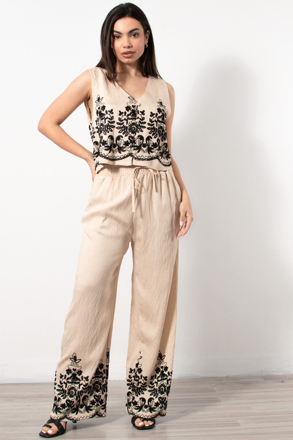 Co-ord set γιλέκο-παντελόνα με κέντημα σε μπεζ