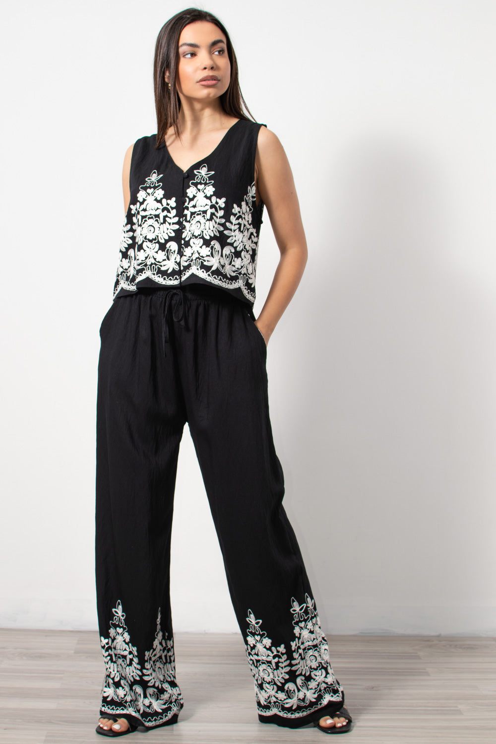 Co-ord set γιλέκο-παντελόνα με κέντημα σε μαύρο