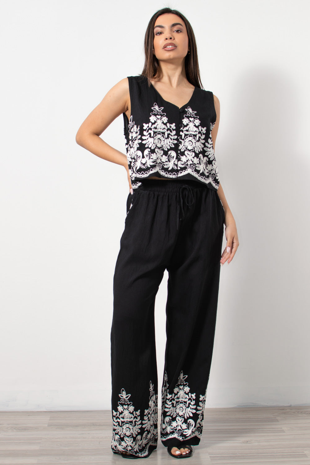 Co-ord set γιλέκο-παντελόνα με κέντημα σε μαύρο