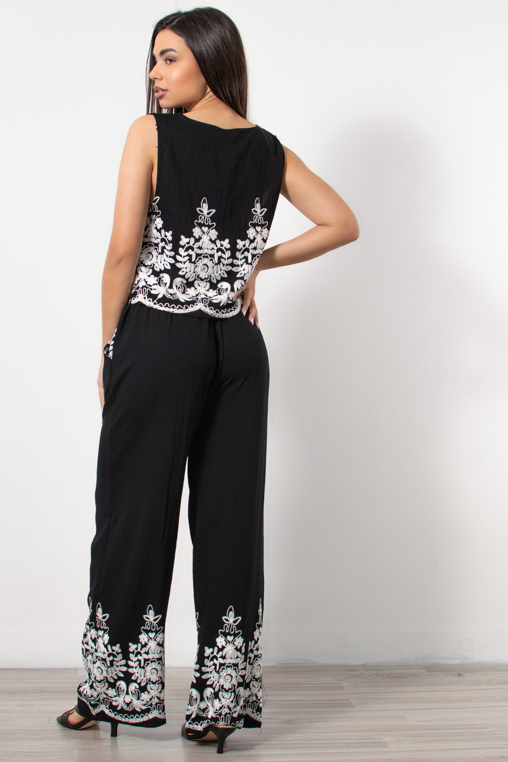 Co-ord set γιλέκο-παντελόνα με κέντημα σε μαύρο
