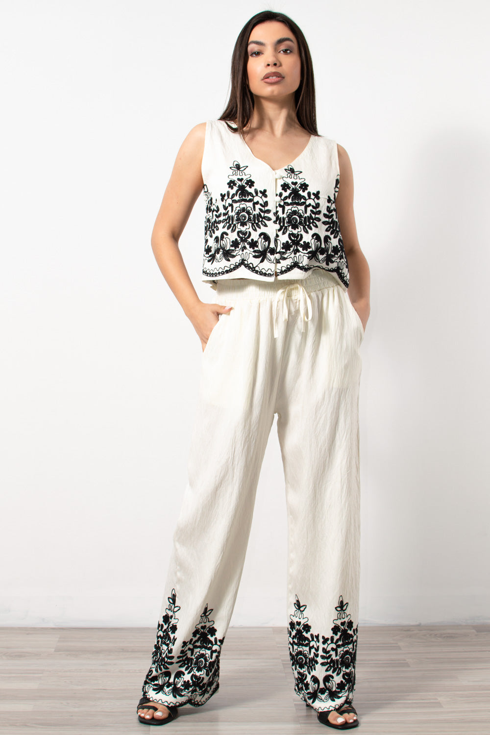 Co-ord set γιλέκο-παντελόνα με κέντημα σε λευκό