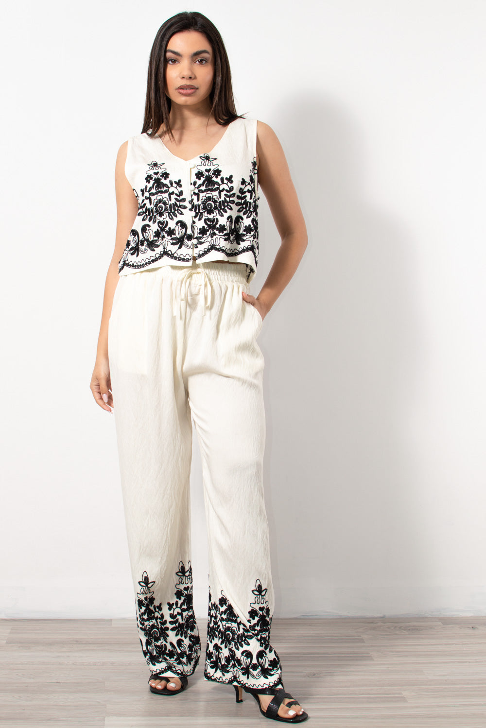 Co-ord set γιλέκο-παντελόνα με κέντημα σε λευκό