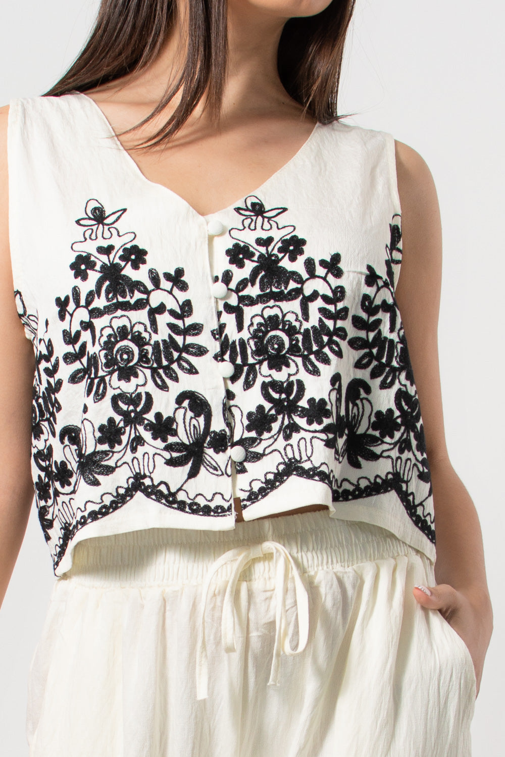 Co-ord set γιλέκο-παντελόνα με κέντημα σε λευκό