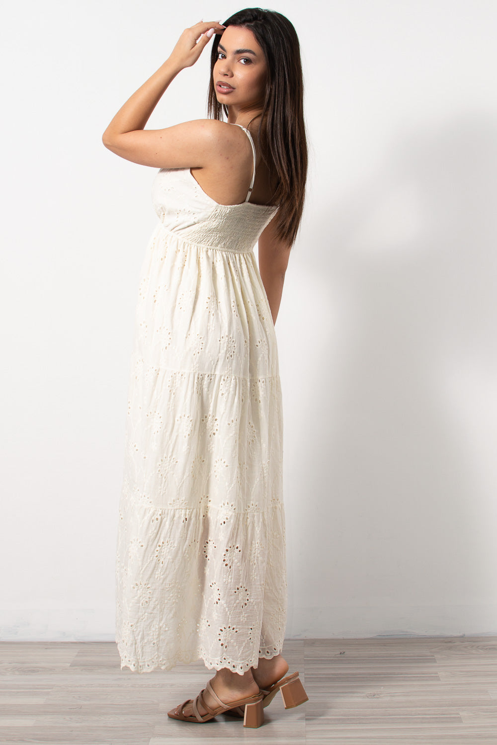 Φόρεμα κιπούρ μακρύ σε εκρού από τη Silla Jo, κομψό και ρομαντικό σχέδιο.