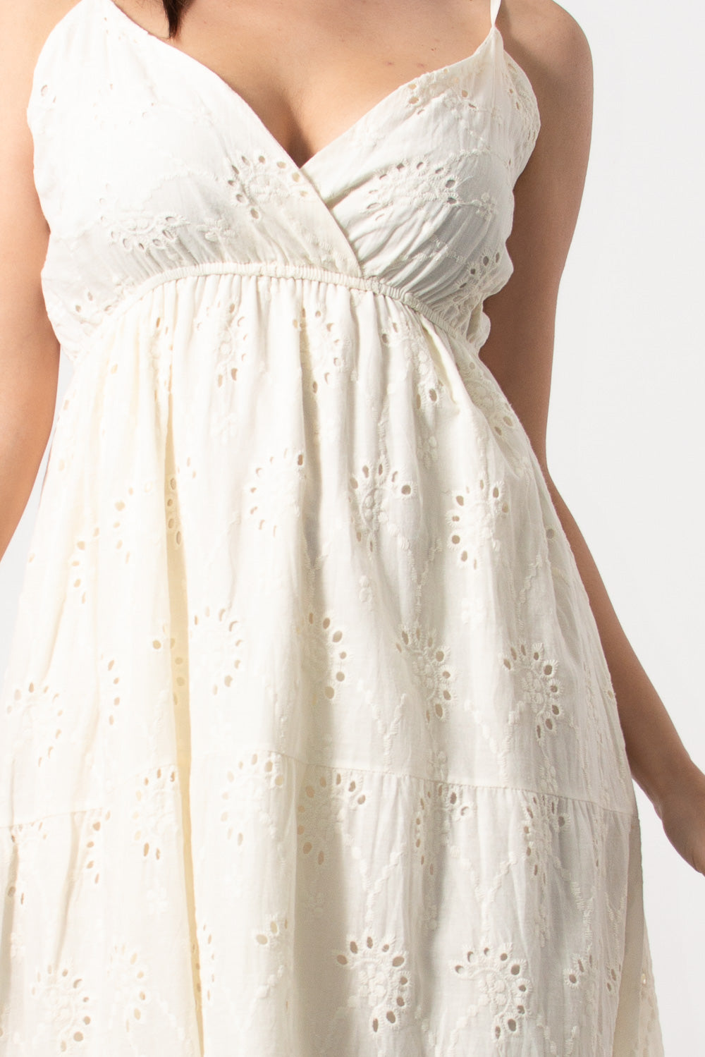 Μακρύ φόρεμα κιπούρ σε εκρού από τη Silla Jo, κομψό και ρομαντικό σχέδιο.