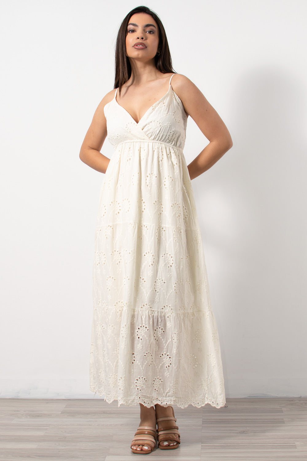 Μακρύ φόρεμα κιπούρ σε εκρού από τη Silla Jo, κομψό και ρομαντικό σχέδιο.