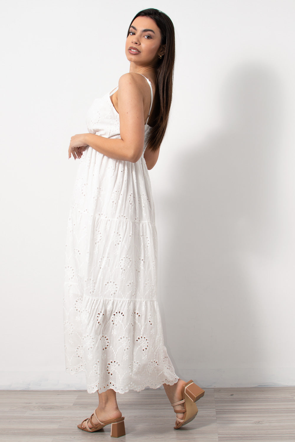 Φόρεμα κιπούρ μακρύ λευκό της Silla Jo, κομψό και αέρινο σχέδιο.