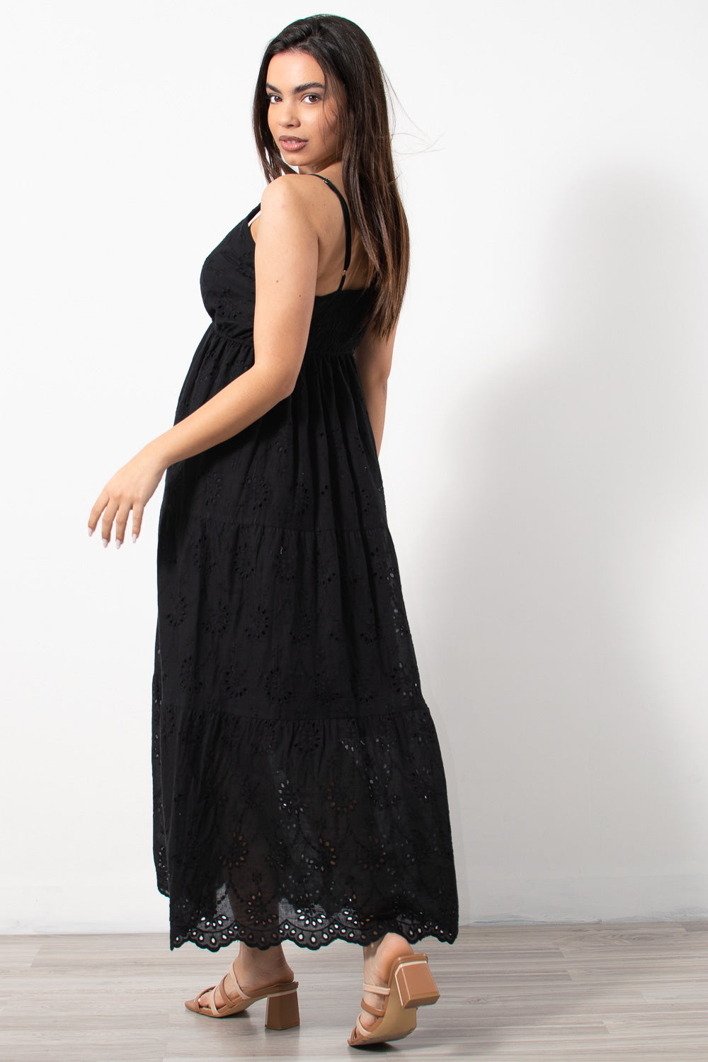 Μαύρο μακρύ φόρεμα κιπούρ από τη Silla Jo, κομψό και στυλάτο.