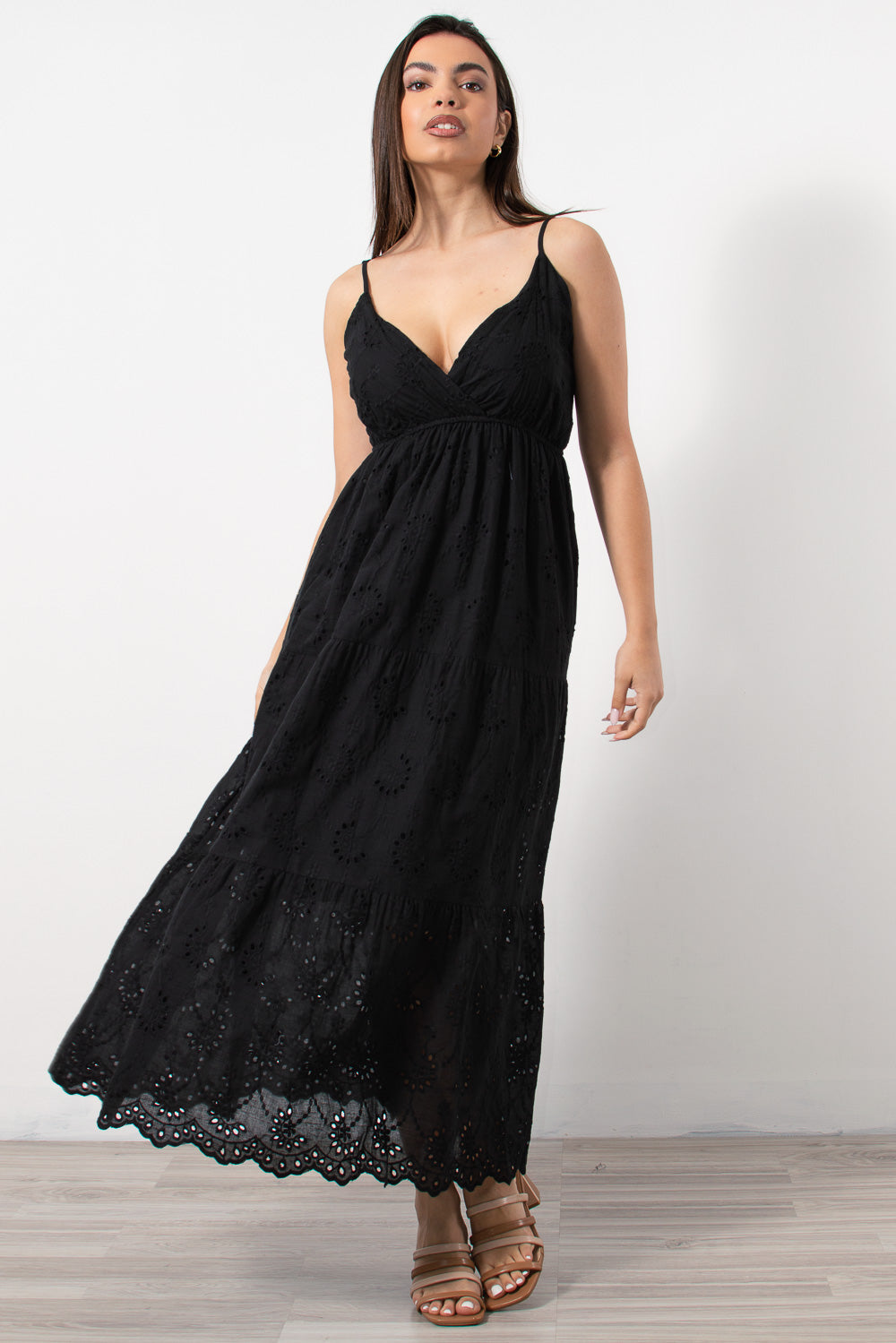 Φόρεμα κιπούρ μακρύ σε μαύρο χρώμα από τη Silla Jo, κομψό και σικ.