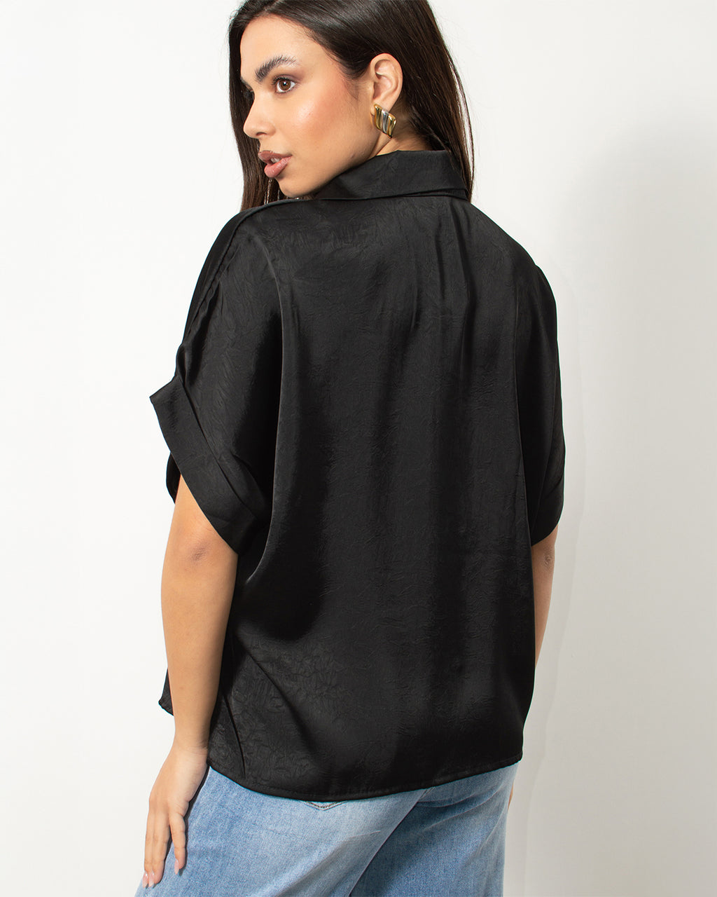 Γυναικείο πουκάμισο σατέν σε μαύρο χρώμα από τη Silla Jo. Ιδανικό για κάθε περίσταση!