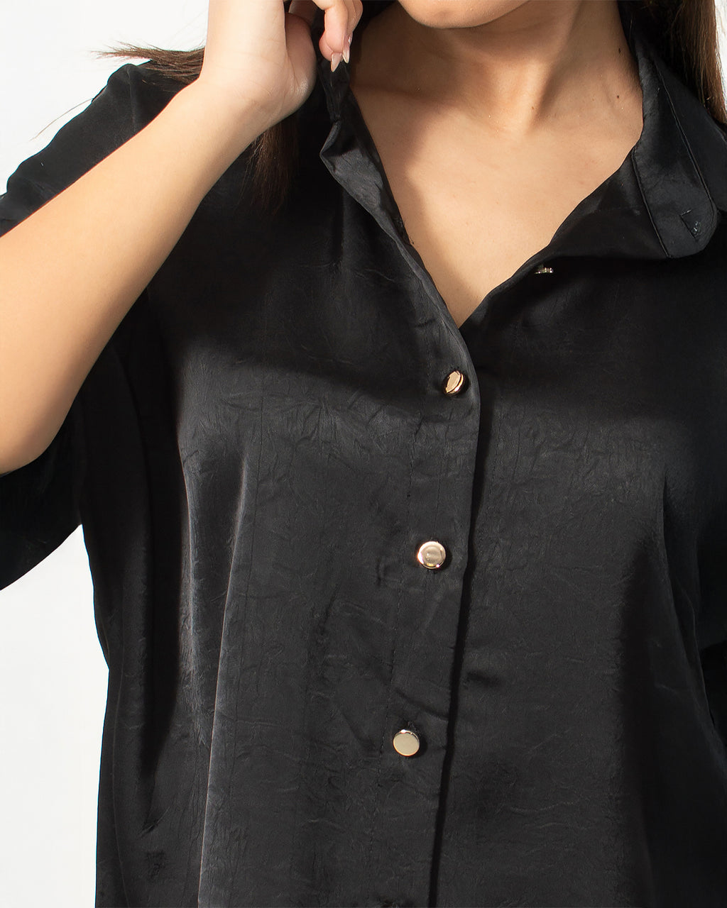 Γυναικείο πουκάμισο σατέν σε μαύρο χρώμα από τη Silla Jo. Ιδανικό για κάθε περίσταση!