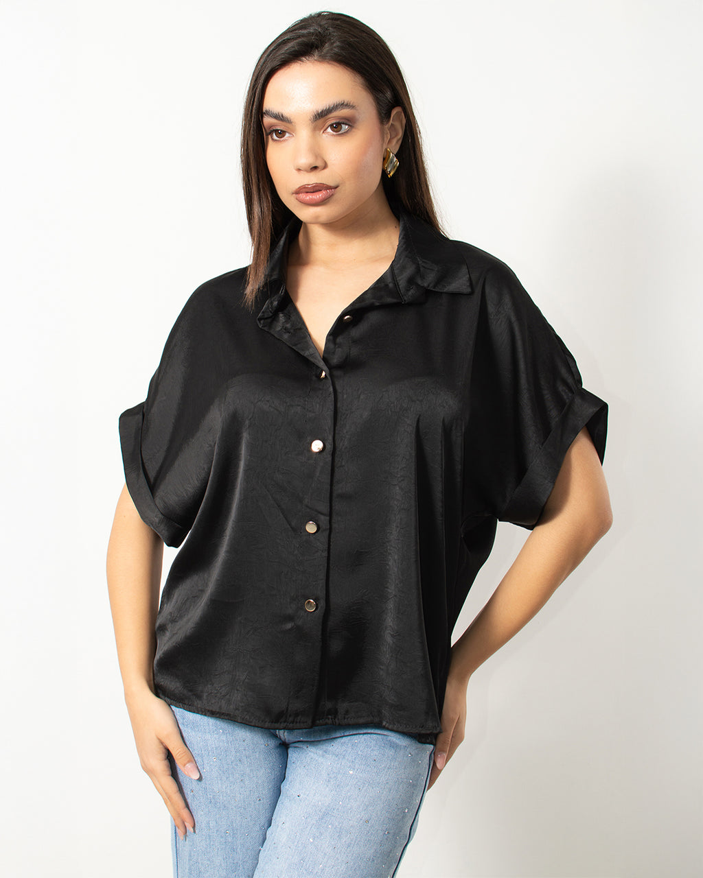 Γυναικείο πουκάμισο σατέν σε μαύρο χρώμα από τη Silla Jo. Ιδανικό για κάθε περίσταση!