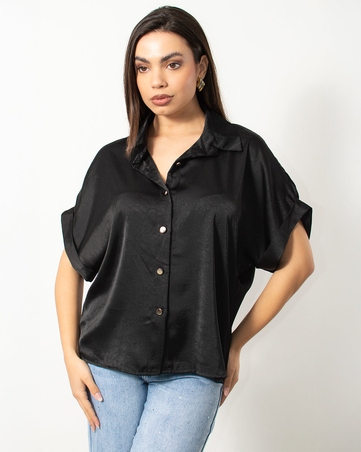Γυναικείο πουκάμισο σατέν σε μαύρο χρώμα από τη Silla Jo. Ιδανικό για κάθε περίσταση!