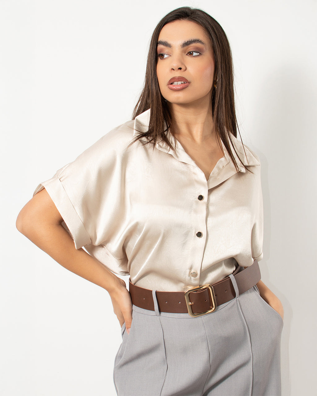 Κοντομάνικο πουκάμισο σε κρεμ από τη Silla Jo. Ιδανικό για casual εμφανίσεις!