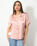 Ροζ σατέν κοντομάνικο πουκάμισο από τη Silla Jo, ιδανικό για chic εμφανίσεις!