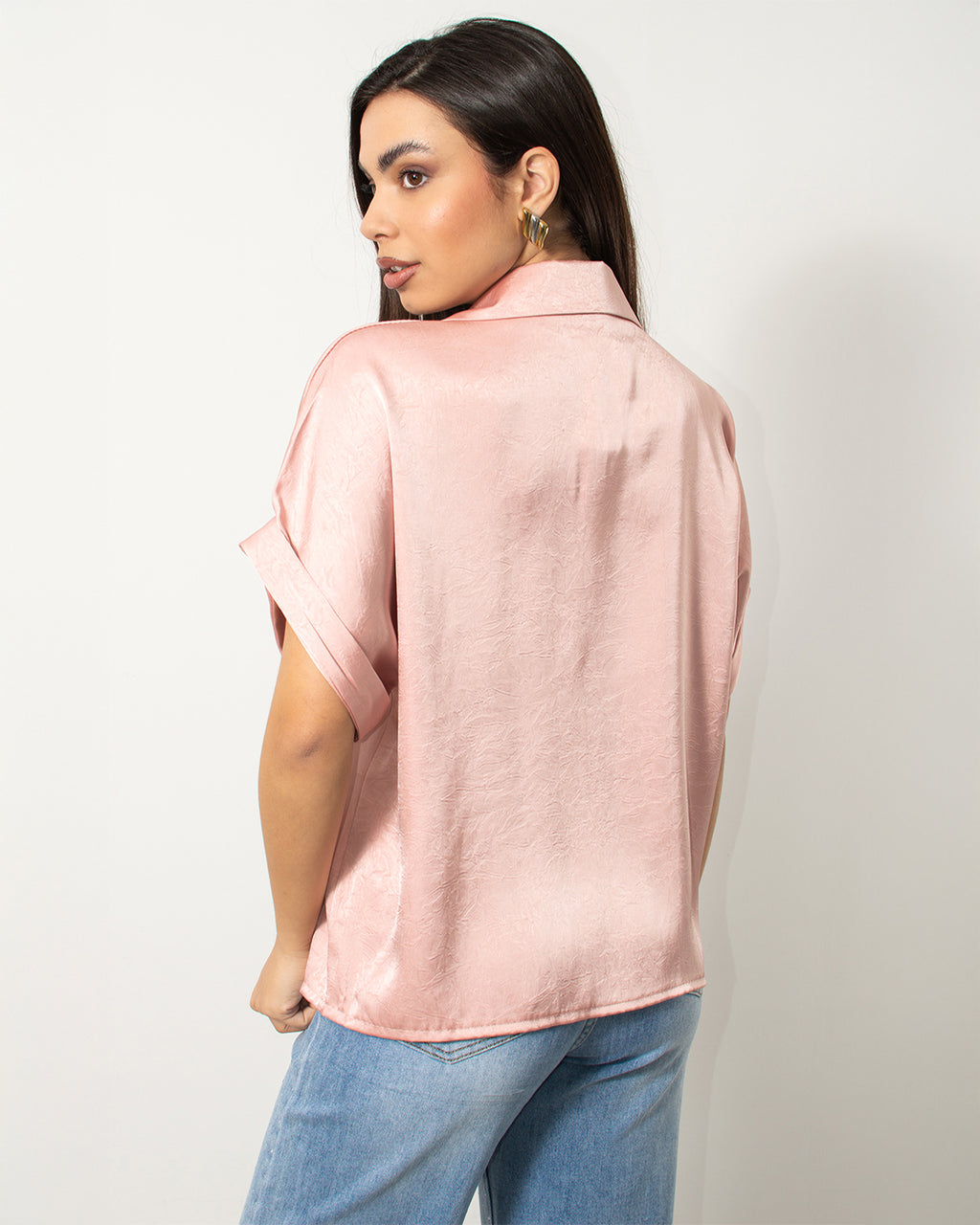 Ροζ σατέν κοντομάνικο πουκάμισο από τη Silla Jo, ιδανικό για στυλάτες εμφανίσεις!