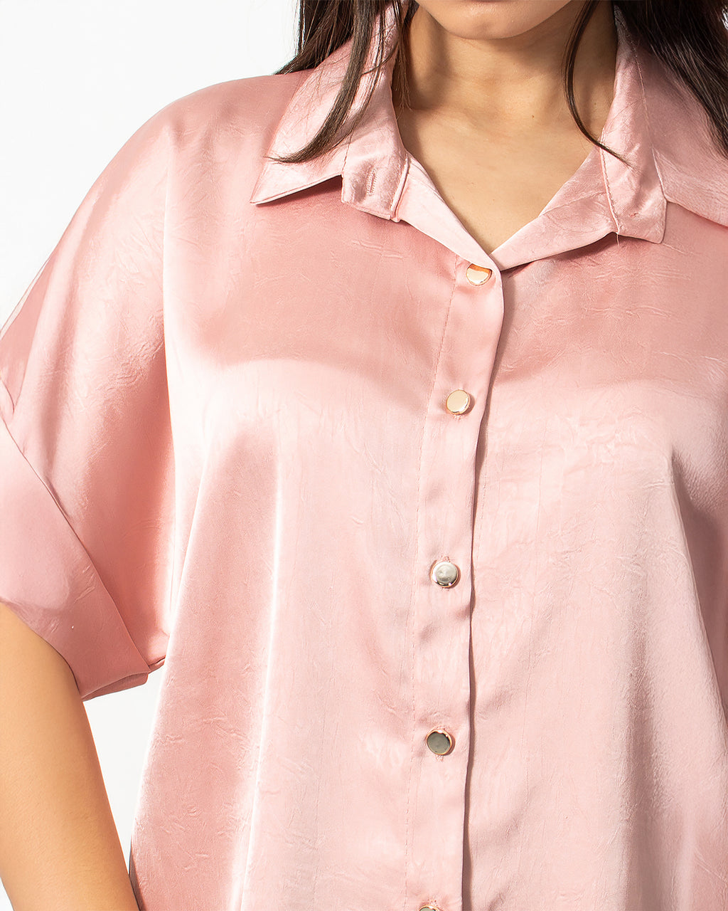 Ροζ σατέν πουκάμισο κοντομάνικο από τη Silla Jo - τέλειο για κάθε καλοκαιρινή εμφάνιση!