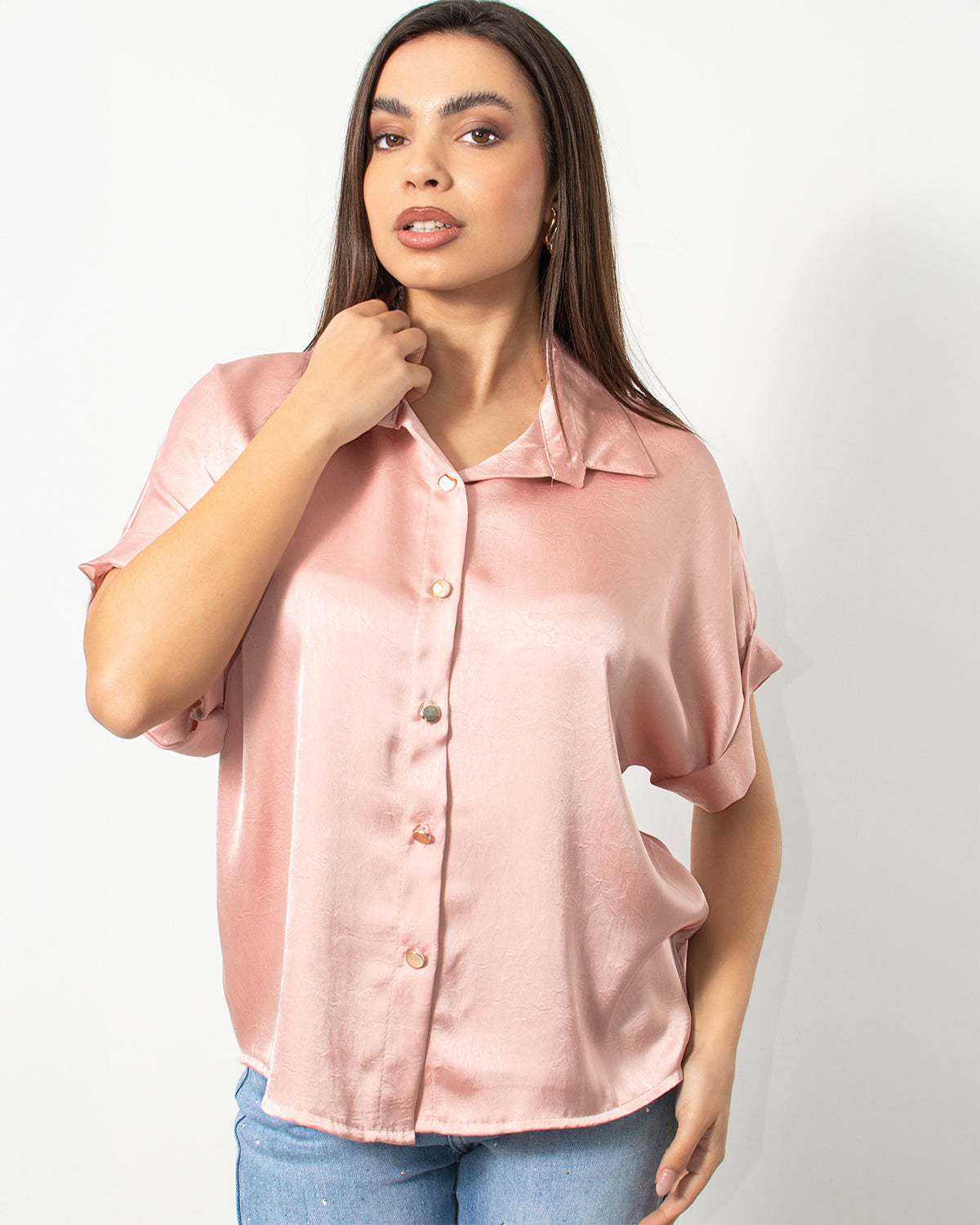 Ροζ σατέν πουκάμισο κοντομάνικο από τη Silla Jo, ιδανικό για stylish εμφανίσεις!