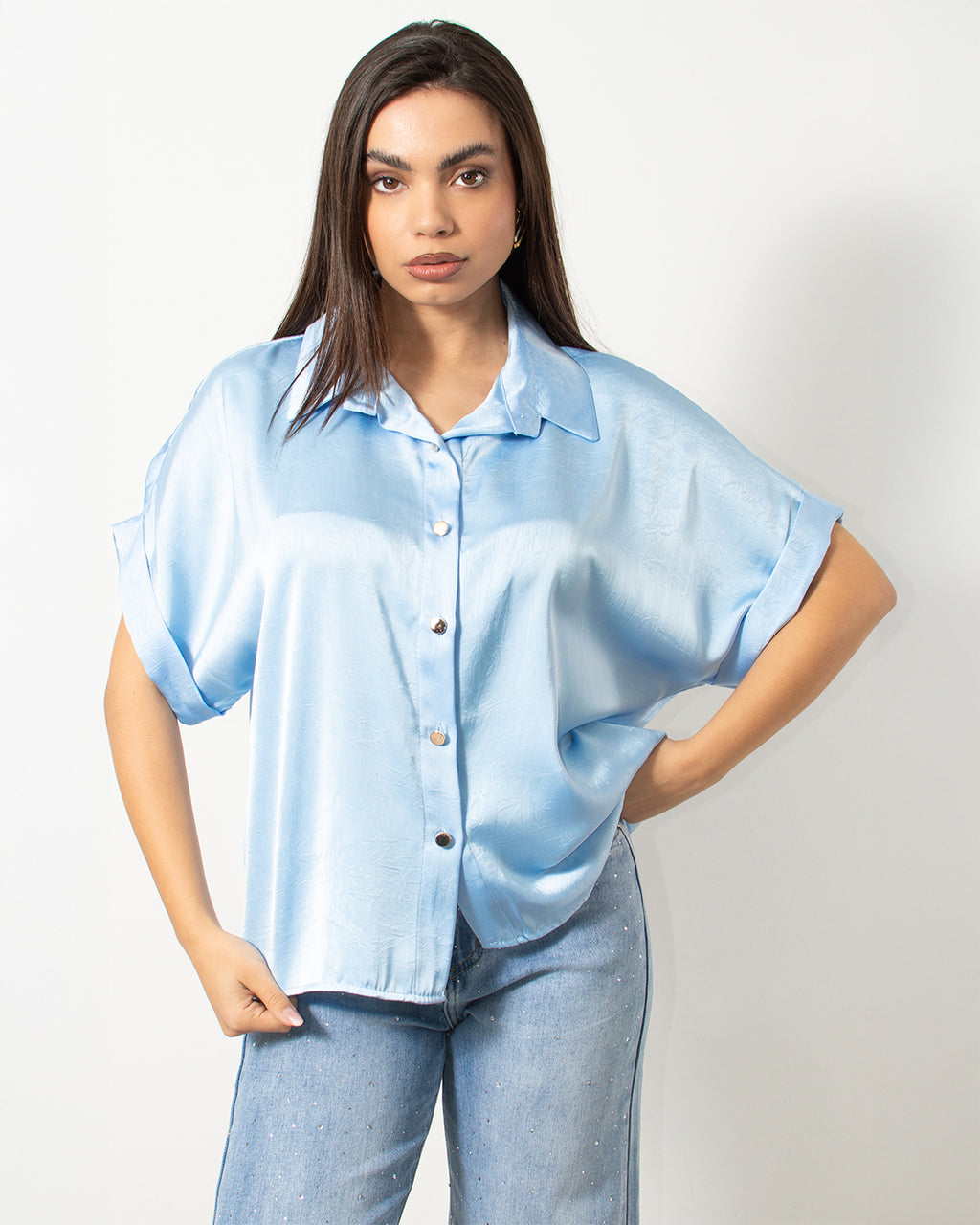 Πουκάμισο σε σατινέ μπλε από τη Silla Jo, ιδανικό για κομψές εμφανίσεις!