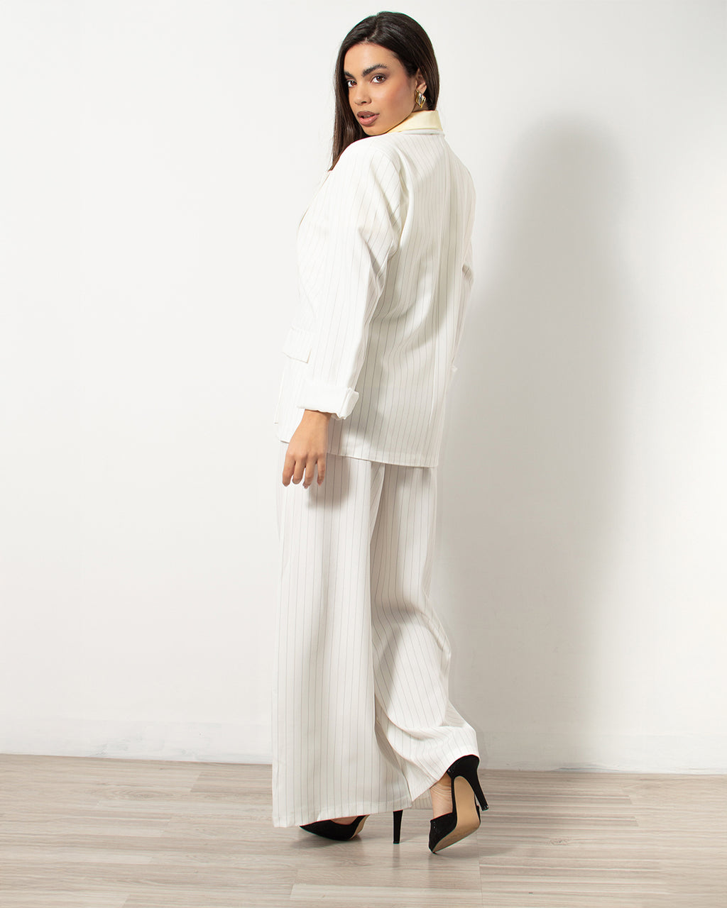 Oversized λευκό κοστούμι με ρίγες από τη Silla Jo.