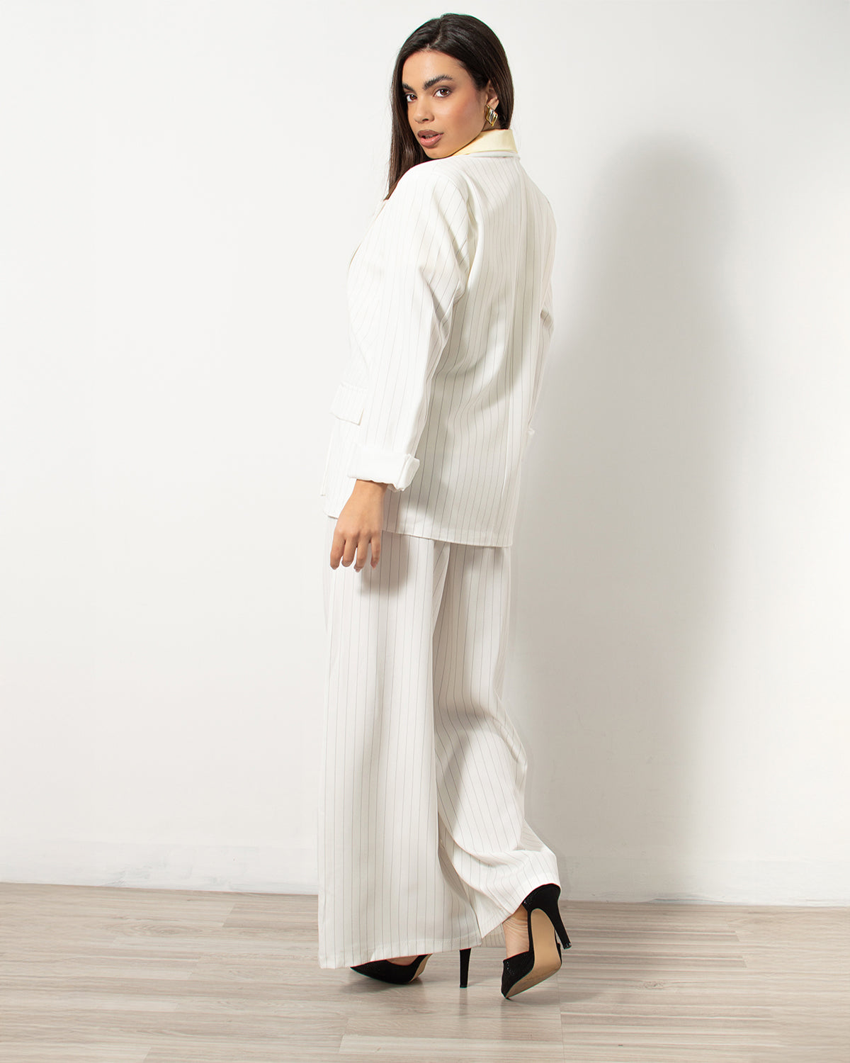Oversized λευκό κοστούμι με ρίγες από τη Silla Jo.