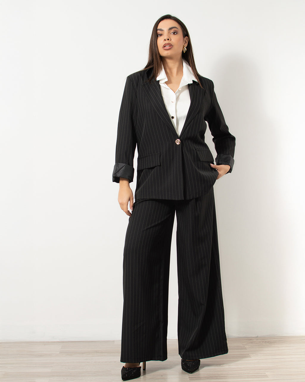 Oversized μαύρο κοστούμι με ρίγες από τη Silla Jo.