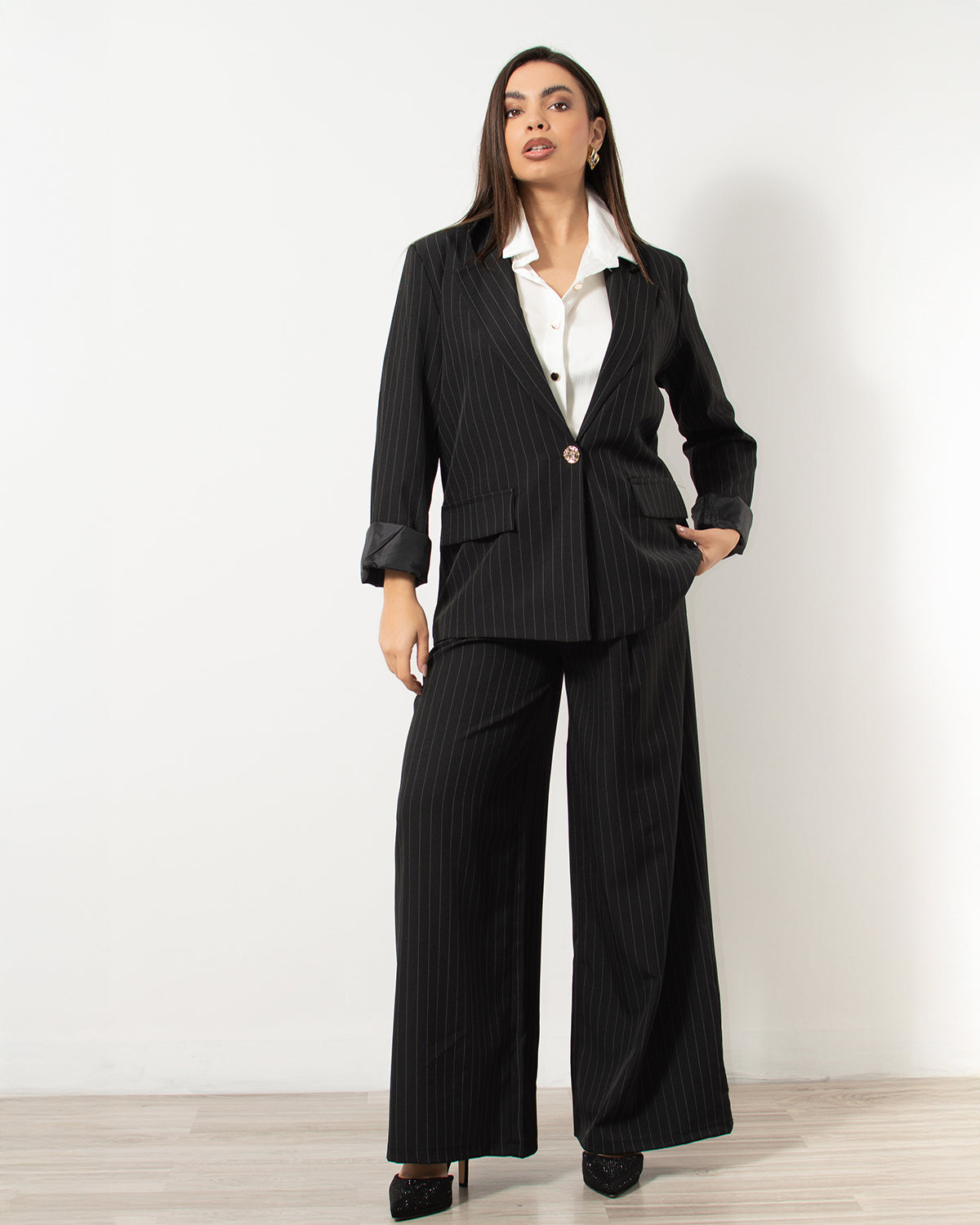 Oversized μαύρο κοστούμι με ρίγες από τη Silla Jo.