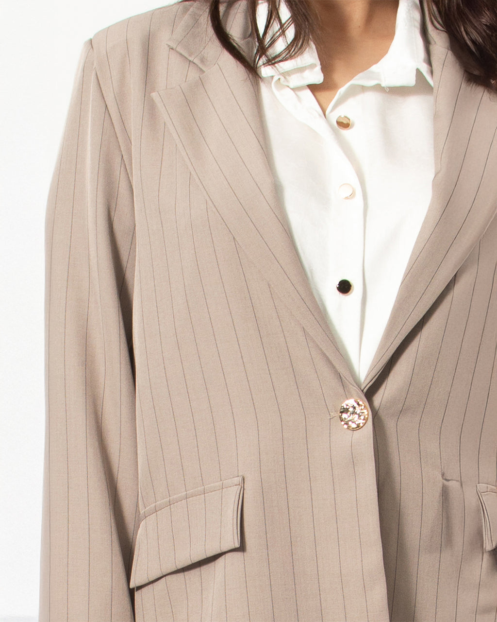 Κοστούμι oversized ριγέ σε μπεζ από τη Silla Jo. Μοντέρνος και κομψός σχεδιασμός.