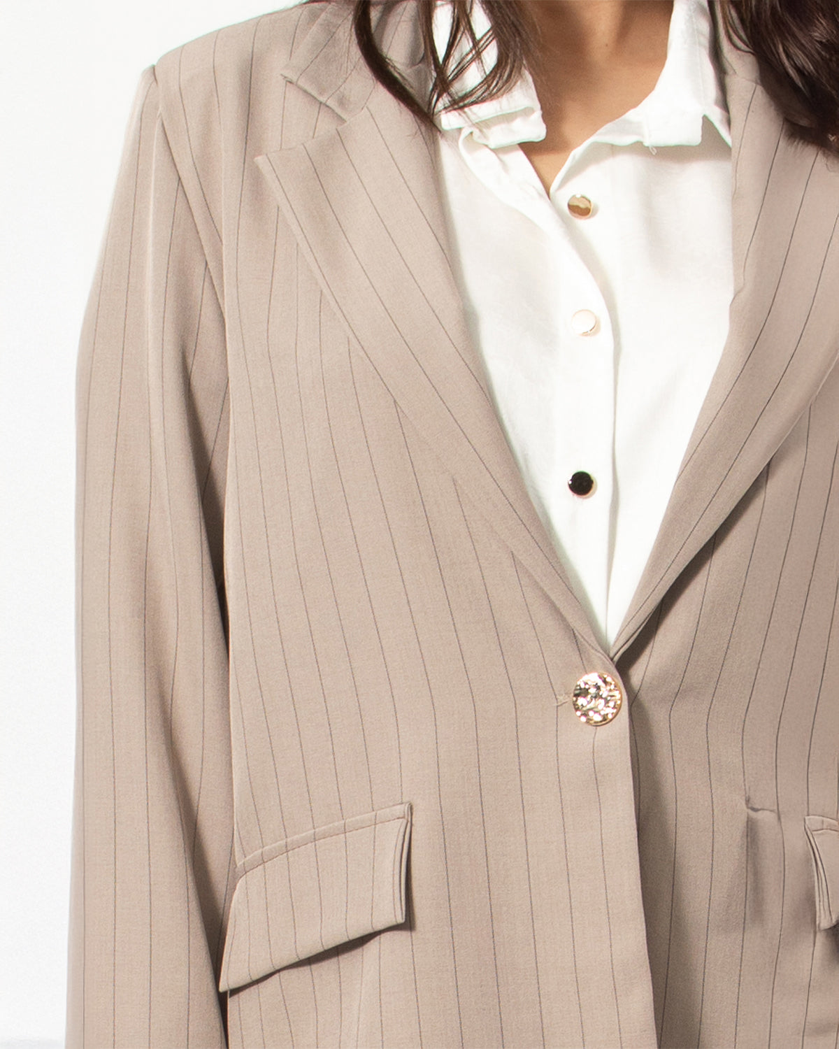 Κοστούμι oversized ριγέ σε μπεζ από τη Silla Jo. Μοντέρνος και κομψός σχεδιασμός.