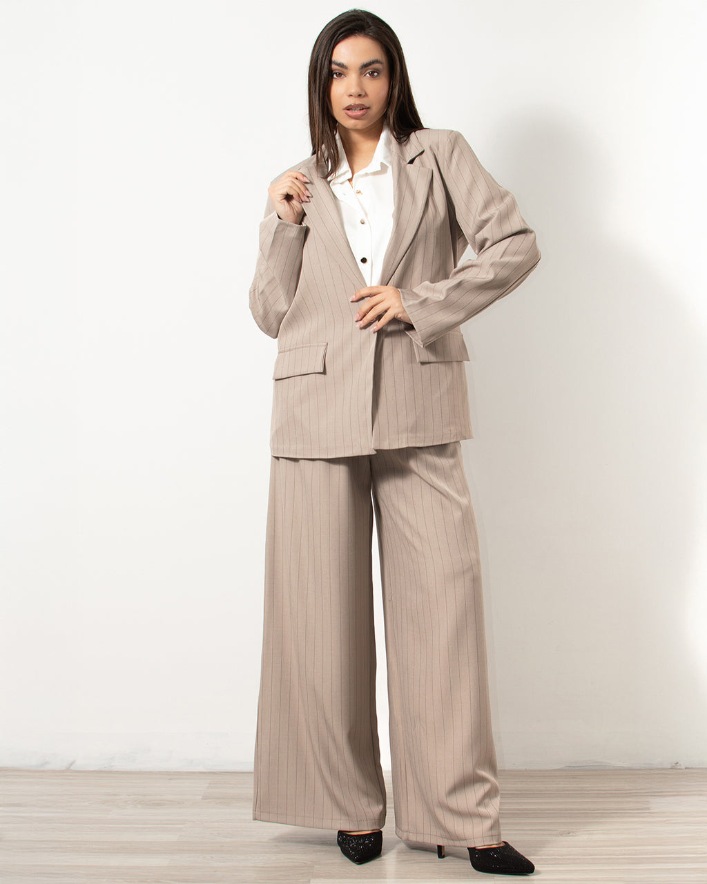 Oversized ριγέ κοστούμι σε μπεζ από τη Silla Jo.