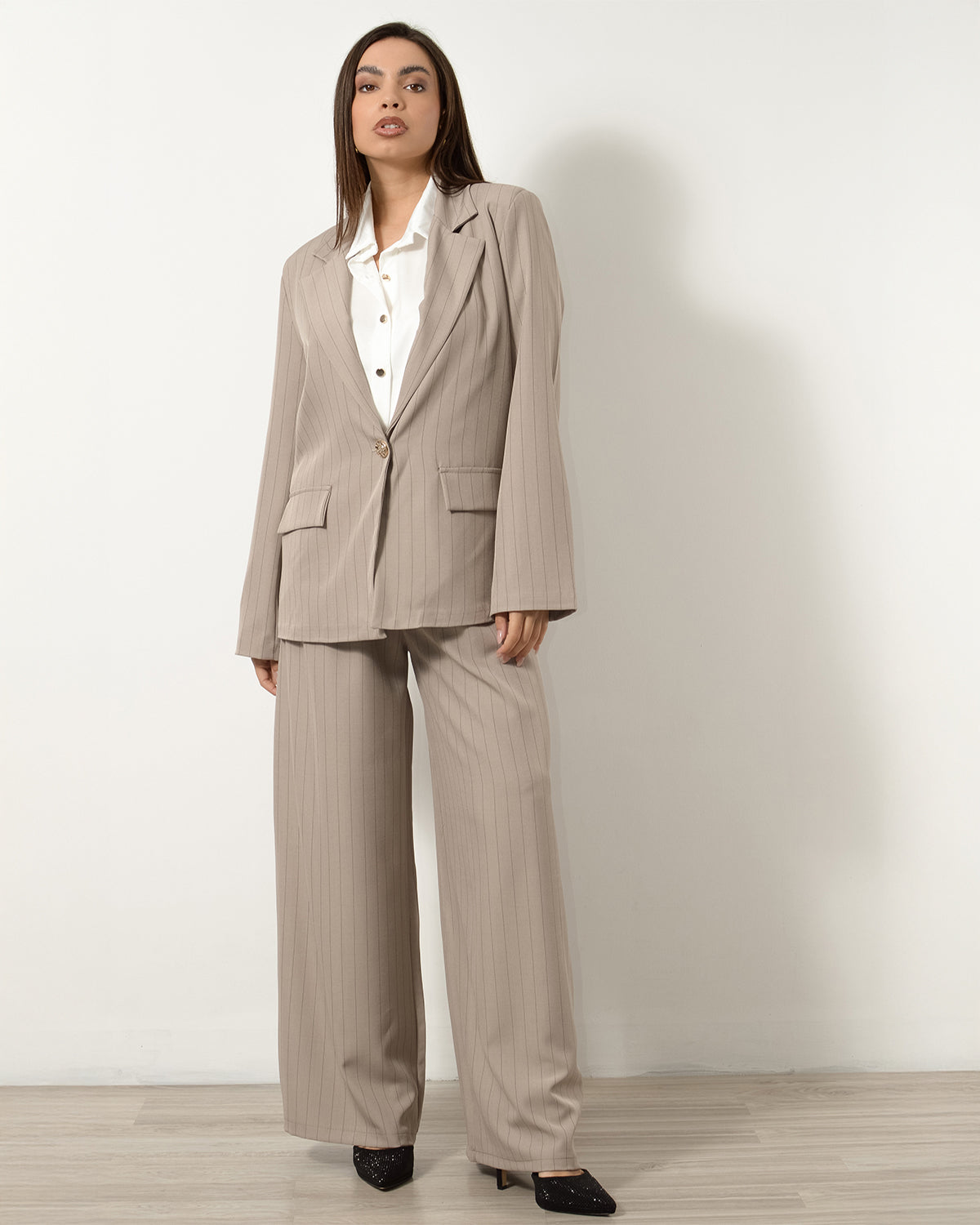 Κοστούμι oversized με ρίγες σε μπεζ από τη Silla Jo.