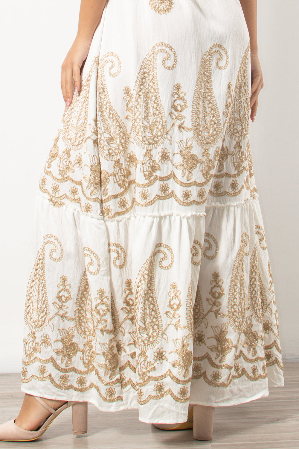 Μακρύ λευκό boho φόρεμα με κέντημα από τη Silla Jo.