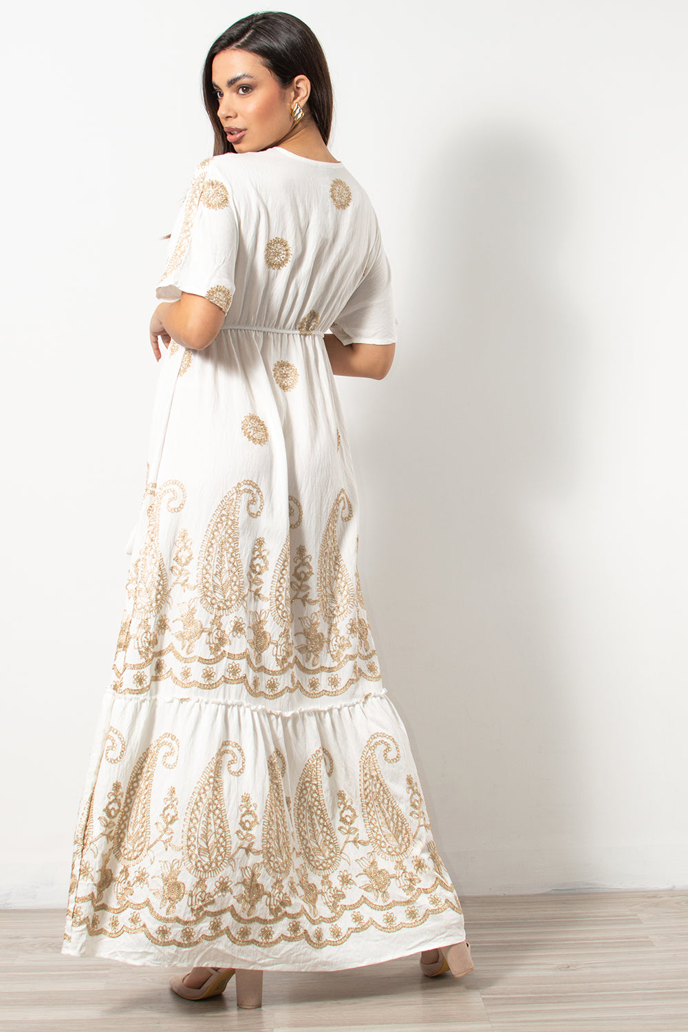 Μακρύ λευκό φόρεμα boho με κέντημα από τη Silla Jo.