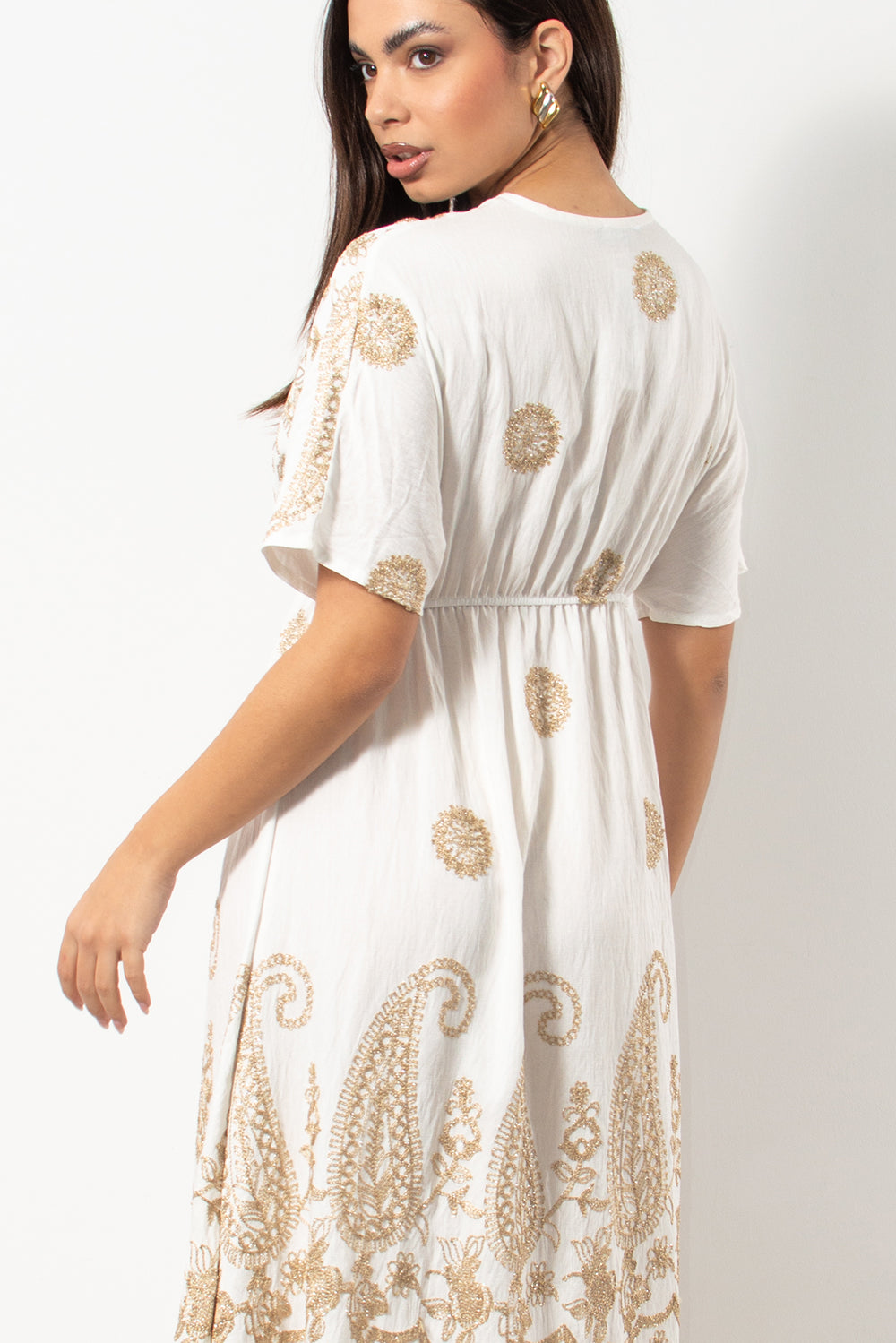 Μακρύ λευκό φόρεμα boho με κέντημα από τη Silla Jo.