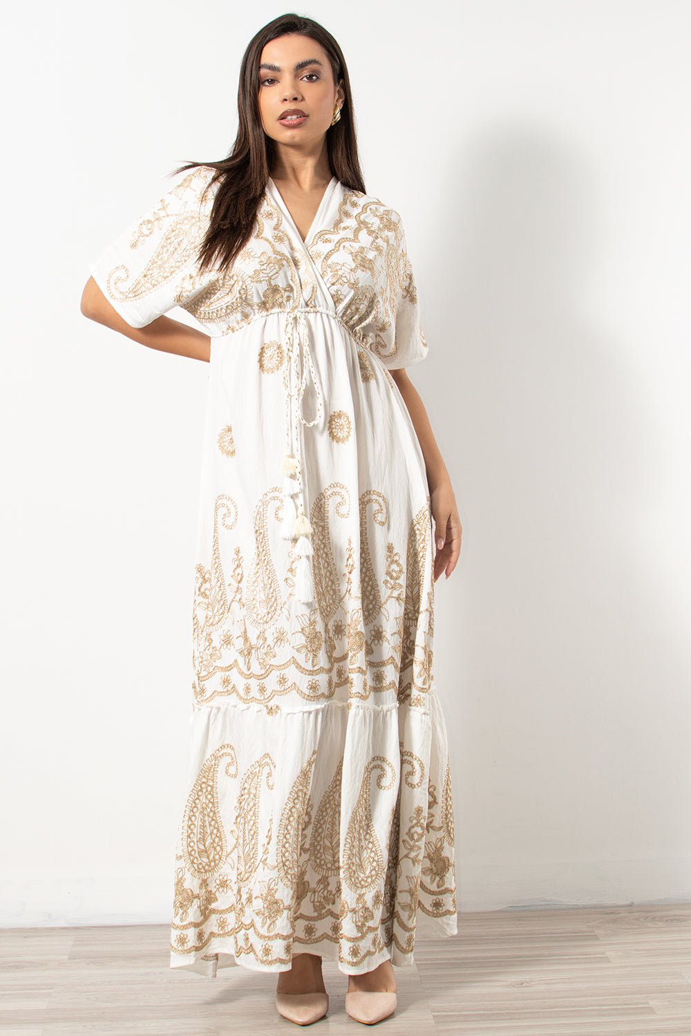 Λευκό μακρύ boho φόρεμα με κέντημα από τη Silla Jo.