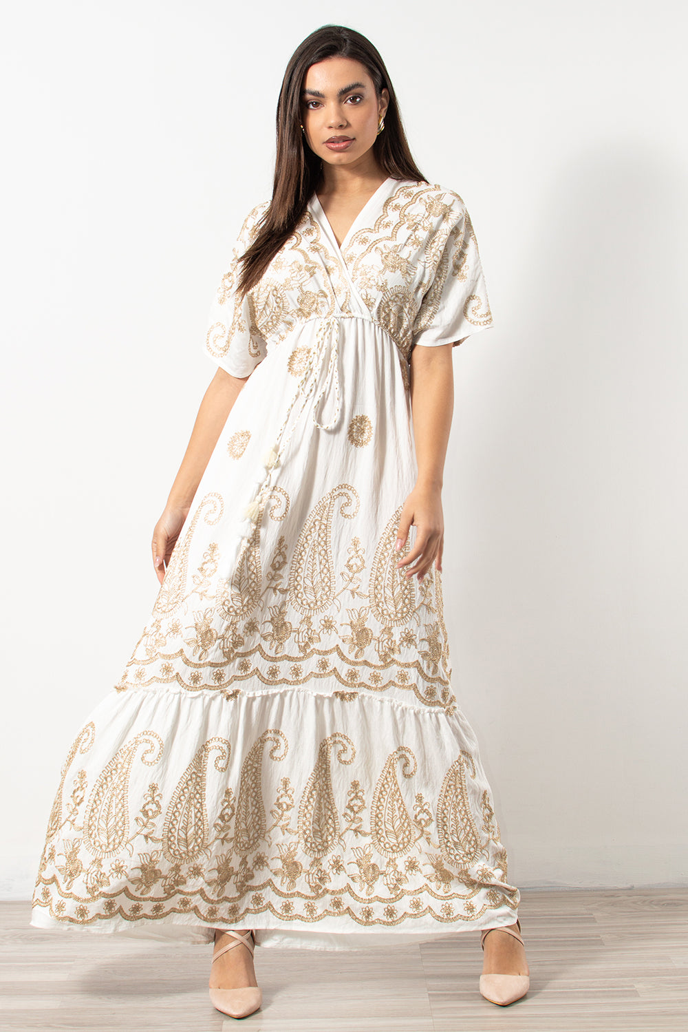 Μακρύ λευκό boho φόρεμα με κέντημα από τη Silla Jo.