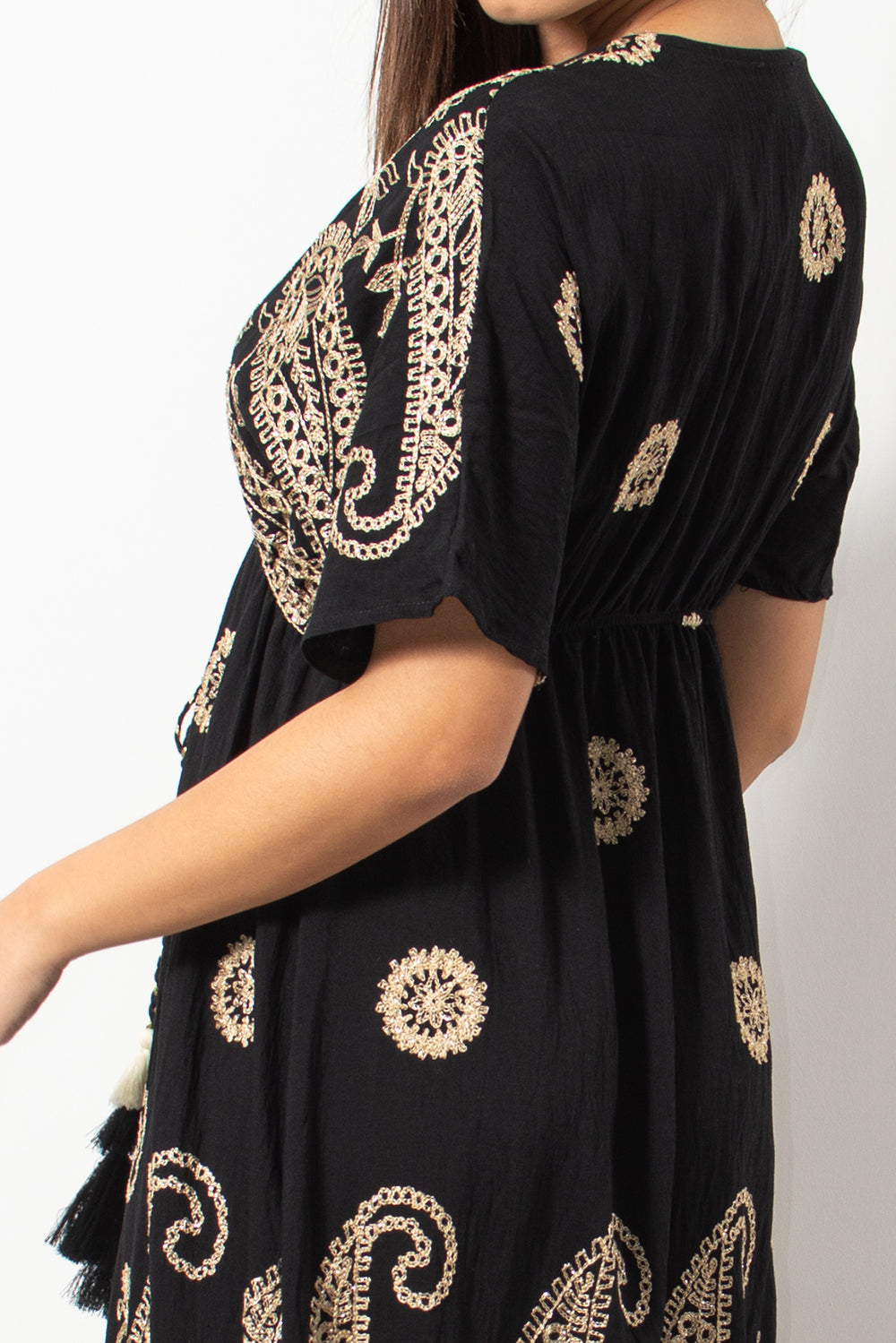 Μαύρο boho φόρεμα με κέντημα από τη Silla Jo.