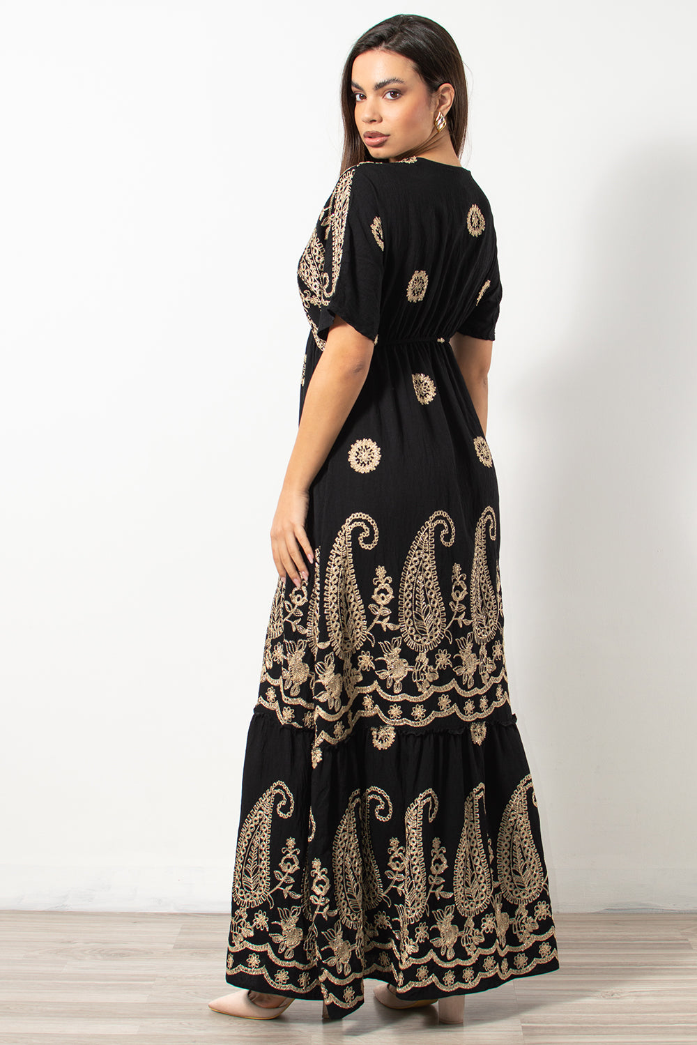 Μαύρο μακρύ boho φόρεμα με κέντημα από τη Silla Jo.