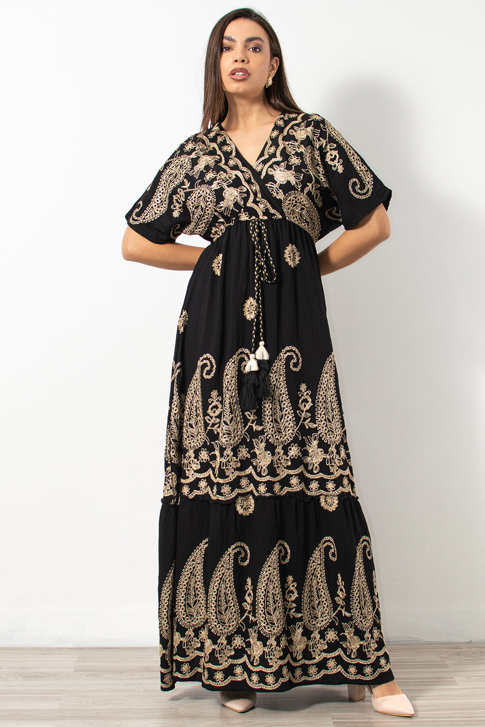 Μαύρο boho φόρεμα με κέντημα από τη Silla Jo, ιδανικό για κάθε περίσταση.