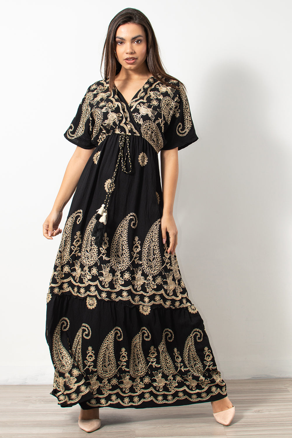 Μαύρο boho μακρύ φόρεμα με κέντημα από τη Silla Jo.