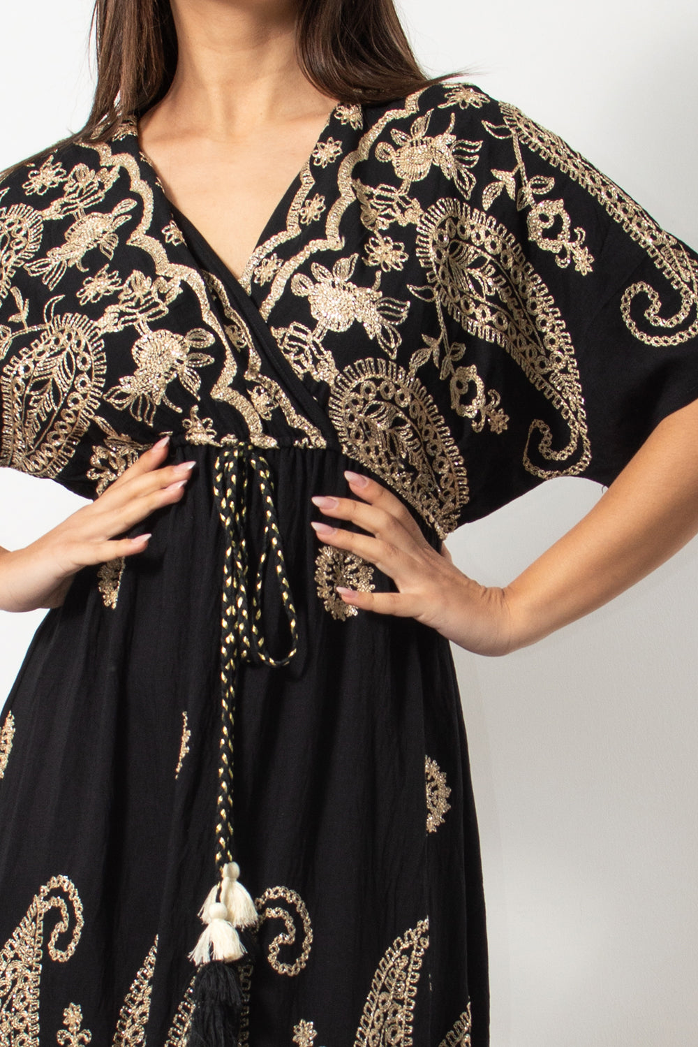 Μαύρο boho μακρύ φόρεμα με κέντημα από τη Silla Jo.