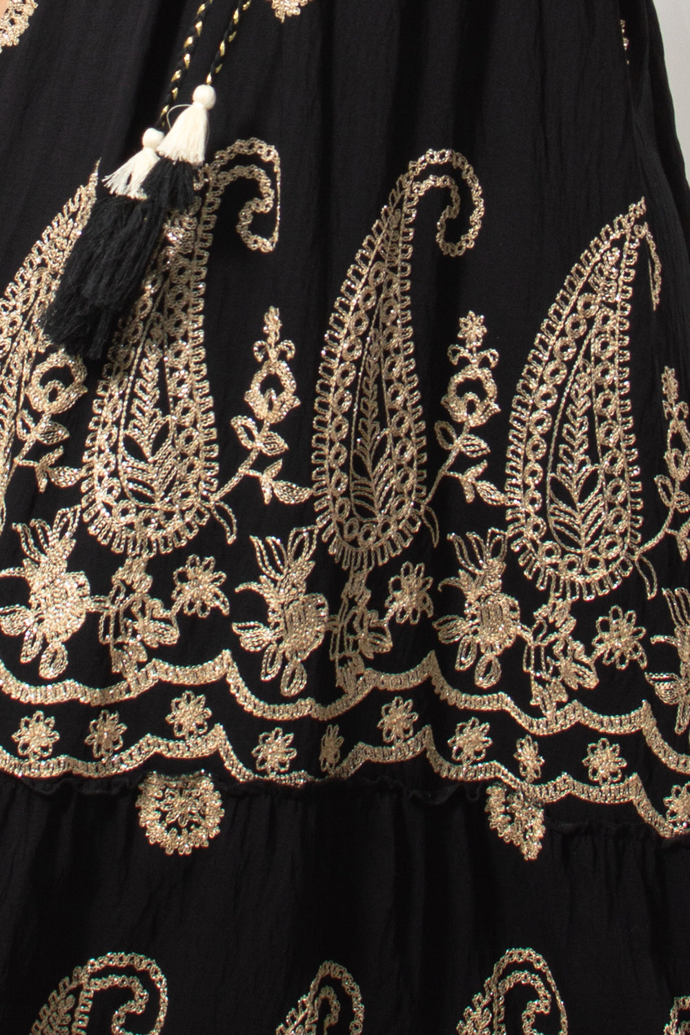 Μαύρο μακρύ boho φόρεμα με κέντημα από τη Silla Jo.