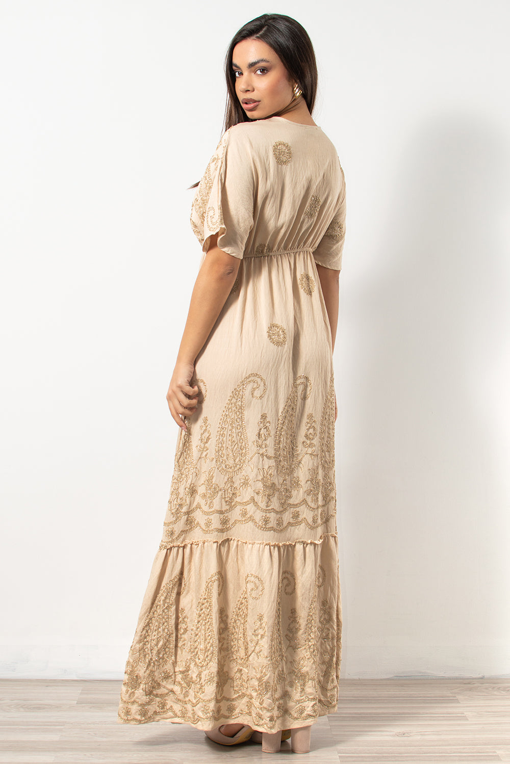 Μπεζ μακρύ φόρεμα boho με κέντημα από τη Silla Jo.